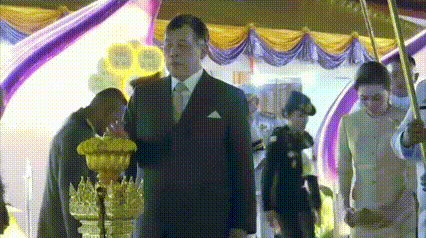 鼎茂策略 苏提达“献莲礼”优雅，雨中只有华盖而玛哈被伞全包围，好贴心